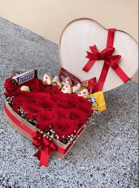 Rosas con Ferrero en Forma de Corazón - Tienda de Regalos Barranquilla