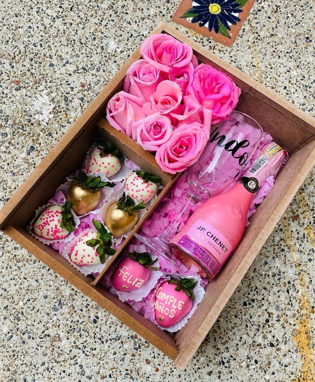 Caja de fresas de madera con rosas - Tienda de Regalos Barranquilla